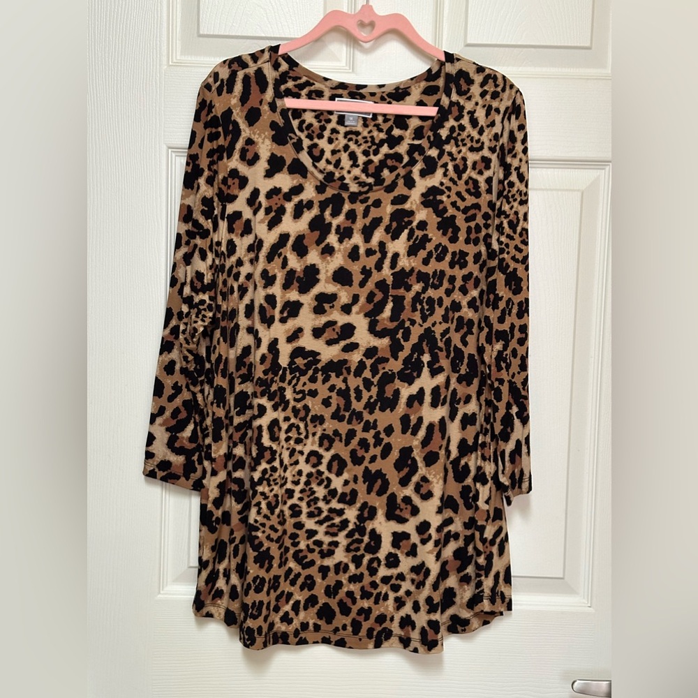 This top is made by JM Collection. It’s a size 1X, animal print top.